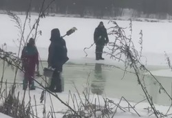Теплая погода растопила лед на юге Сахалина. Это не стало помехой для рыбаков