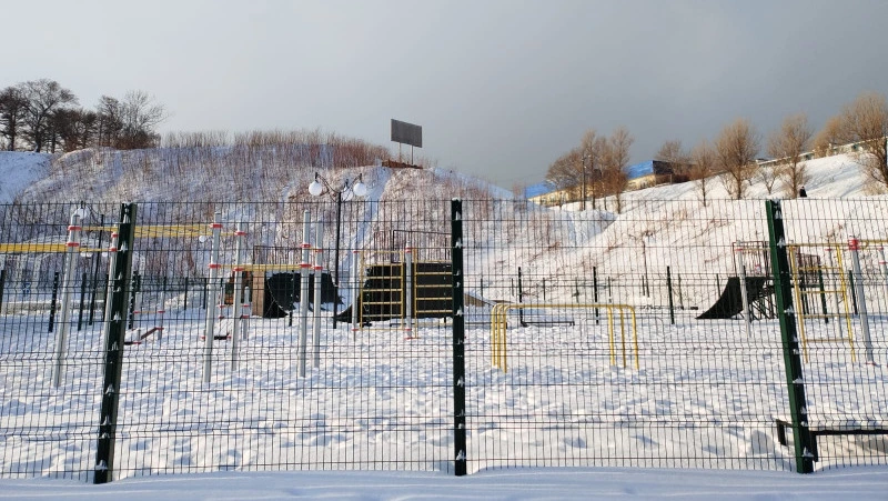 Новый сквер со скейт-парком и качелями построили для жителей Холмска