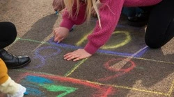 Следователи выяснят, по чьей вине травмировался ребенок во дворе в Южно-Сахалинске