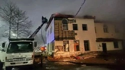 Вспыхнувший бывший полицейский участок в Поронайске тушили 20 сотрудников МЧС