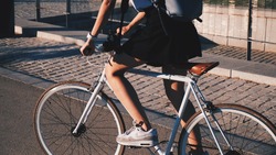Велосипеды или самокаты: жители Южно-Сахалинска ездят на работу не только на машинах