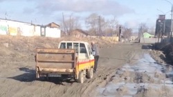 «Недодорога»: автомобиль застрял на улице Западной в Южно-Сахалинске