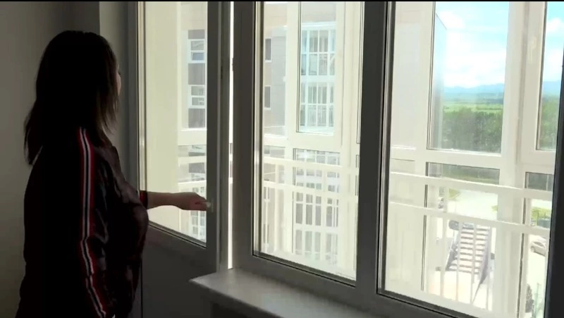 Женщина в Южно-Сахалинске переехала из аварийного жилья в новостройку 