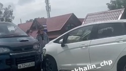 Два автомобиля столкнулись на крупном перекрестке в Южно-Сахалинске днем 16 июля