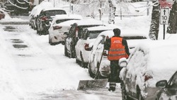 Автомобили жителей Южно-Сахалинска стали серьезной помехой в расчистке от снега