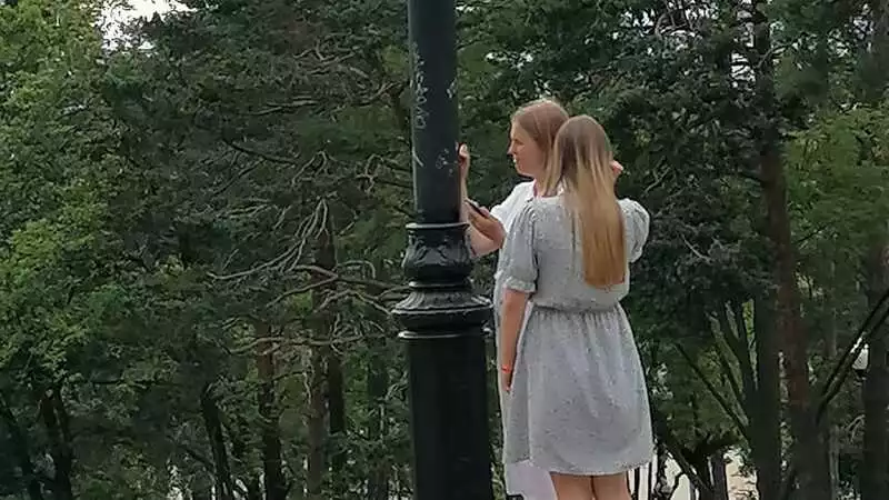 Юных сахалинок застали в центре города за непристойным занятием