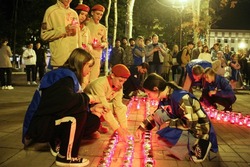300 свечей в память жертв терроризма и погибших на Донбассе зажгли в Корсакове