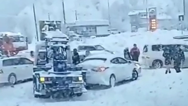 В Холмске четыре автомобиля попали в ДТП с автолюлькой