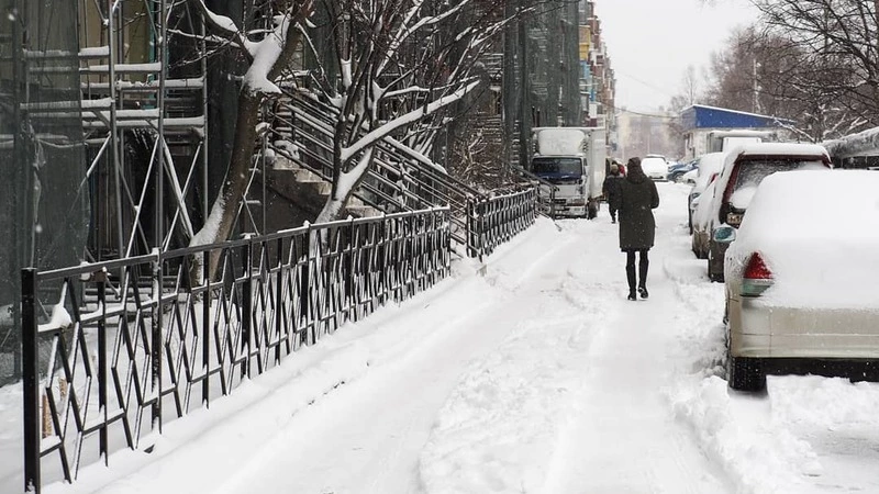 Корсаков против снега: видео-экскурсия по улицам от жителей портового города