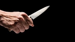 Житель Долинска бросился на знакомого с ножом 