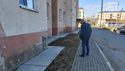 Депутат Владимир Поляков от «Единой России» проверил ход ремонта в подвале дома в Макарове