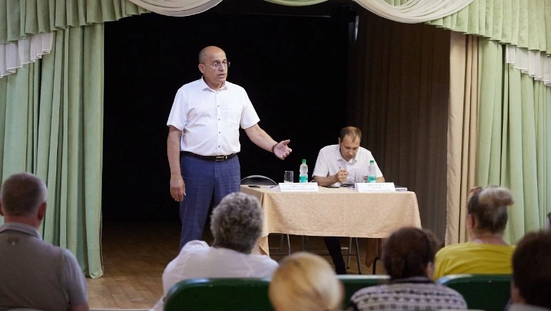 Жители Синегорска обсудили с вице-мэром вопросы благоустройства и ремонта