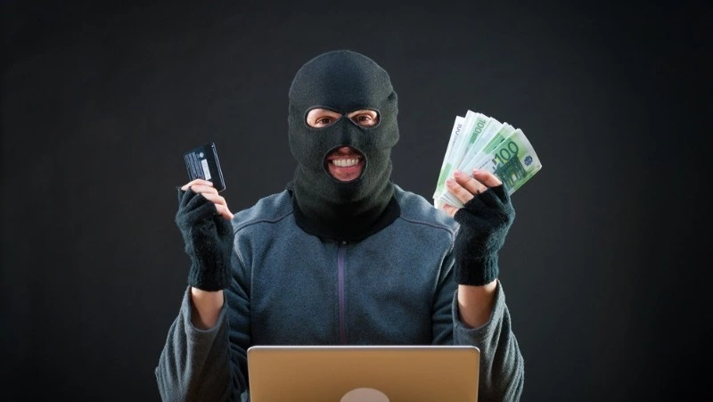 Четыре жителя Сахалина отдали телефонным мошенникам более 5 млн рублей 