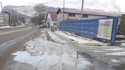 «Движение по дороге небезопасно»: жители Корсакова пожаловались на сильный гололед