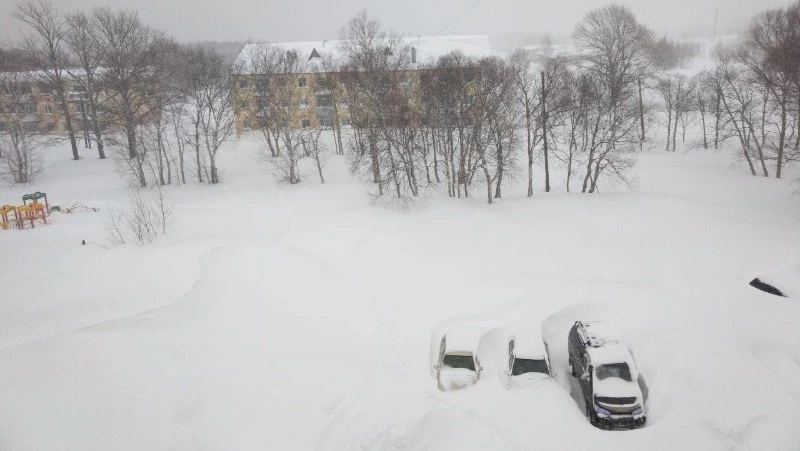 Не убранный управляющей компанией снег отрезал жителей села Такое от Долинска