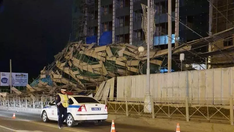 Ветер сдул строительные леса с высотки в Южно-Сахалинске