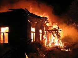В Южно-Сахалинске ночью горела хозпостройка