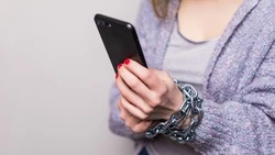 Пьяная женщина украла телефон у знакомого в Александровск-Сахалинском районе