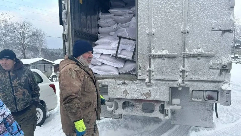 В Углегорском районе фермерам доставили около 14 тонн зерна после прямой линии с губернатором