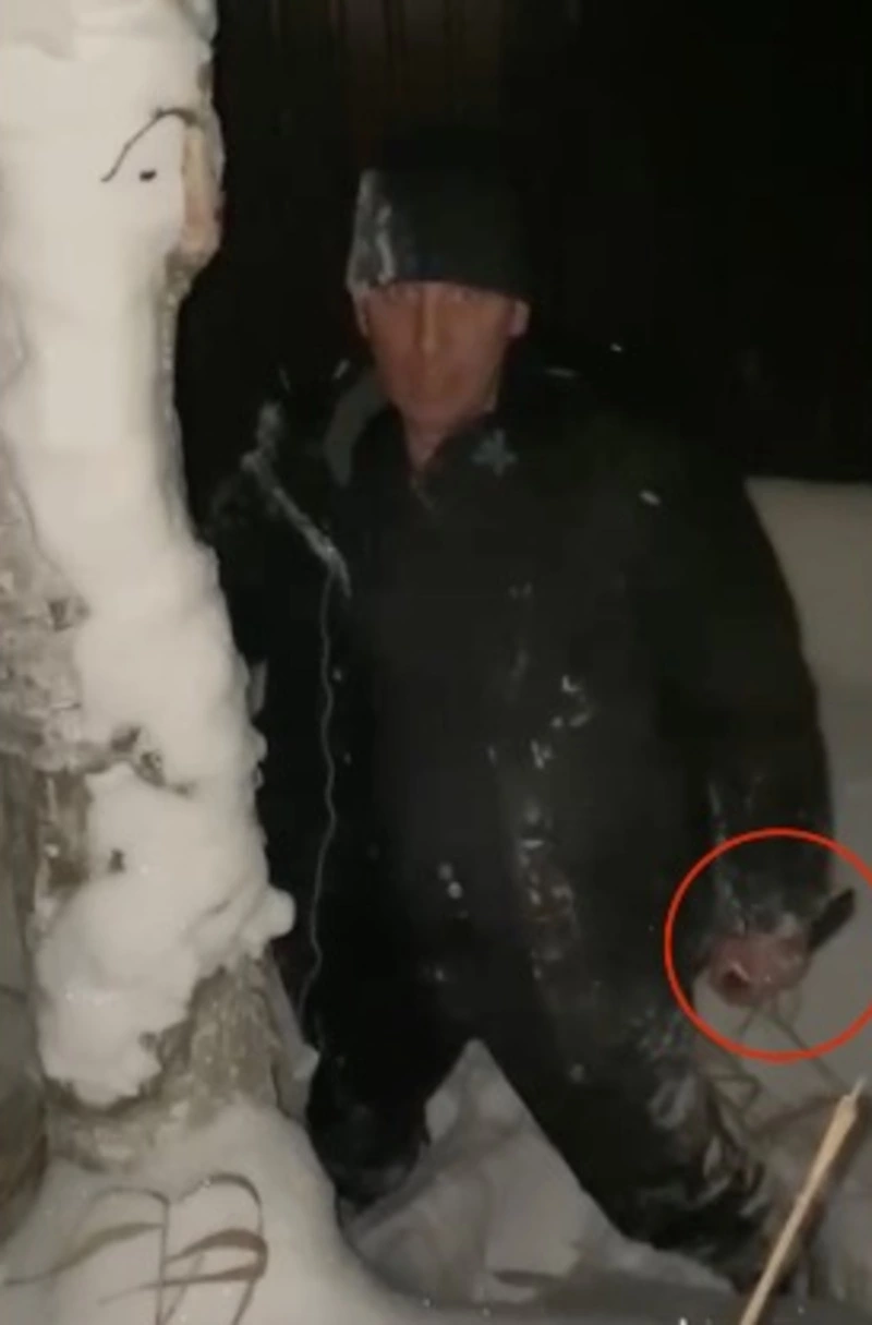 Неизвестный мужчина в черном напал с ножом на машину на окраине Южно-Сахалинска