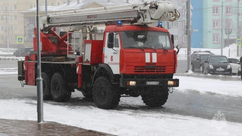 Четверо спасателей тушили мусорный контейнер в Холмске