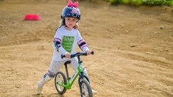 Соревнования «Беговелобум-2023» с гонкой-маскарадом прошли в Долинском районе