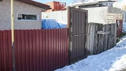 Семье мобилизованного жителя Корсакова заменили калитку во дворе дома