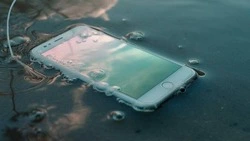 Эксперт сети МТС в РФ поделилась способами спасения попавшего в воду телефона