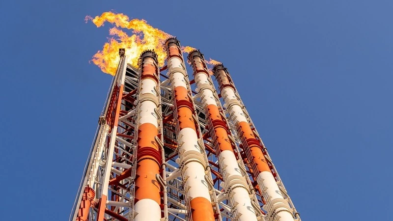 На проекте «Сахалин-2» выполняется замена факельных оголовков