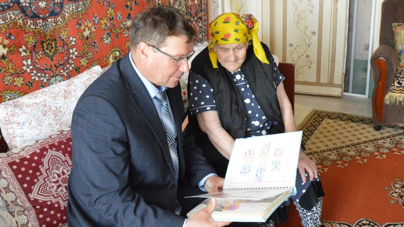 В Холмске чествовали 95-летнюю Александру Точилину