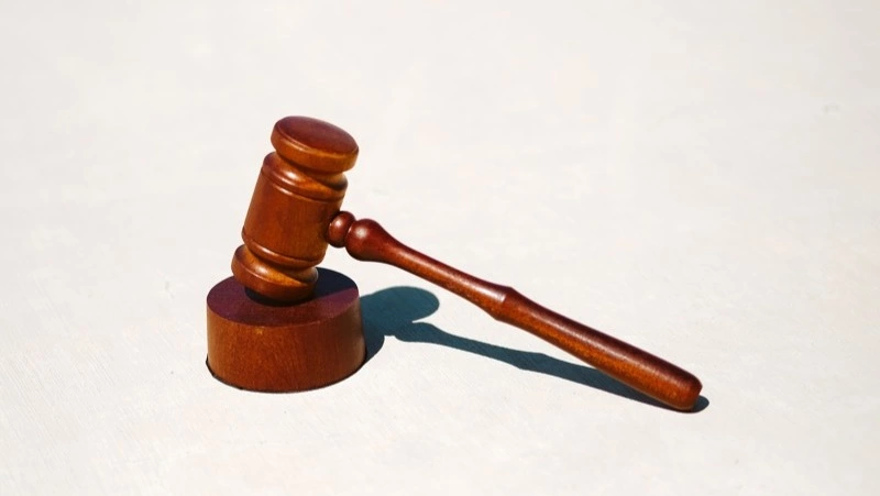 Мужчина трижды ударил обидчика железной арматурой по голове из-за замечания в Холмске