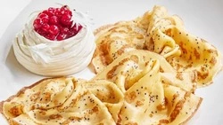 Маковые блины с сырным кремом и красной смородиной: рецепт от сахалинского кондитера