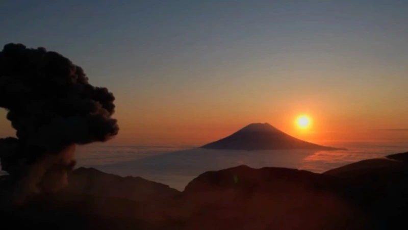 Клубы пепла Эбеко на закате показал житель Северных Курил