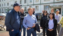 Мэр Сергей Надсадин проверил ход ремонта подъездов в Южно-Сахалинске