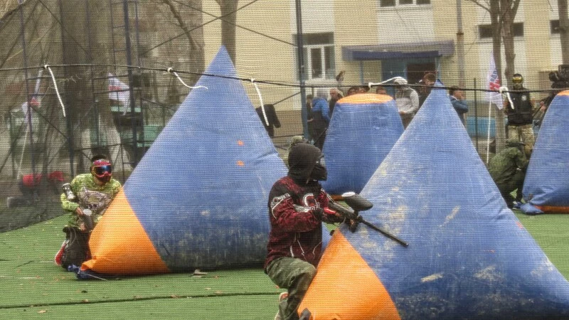 Гимназисты Южно-Сахалинска боролись за призы турнира по пейнтболу под дождем