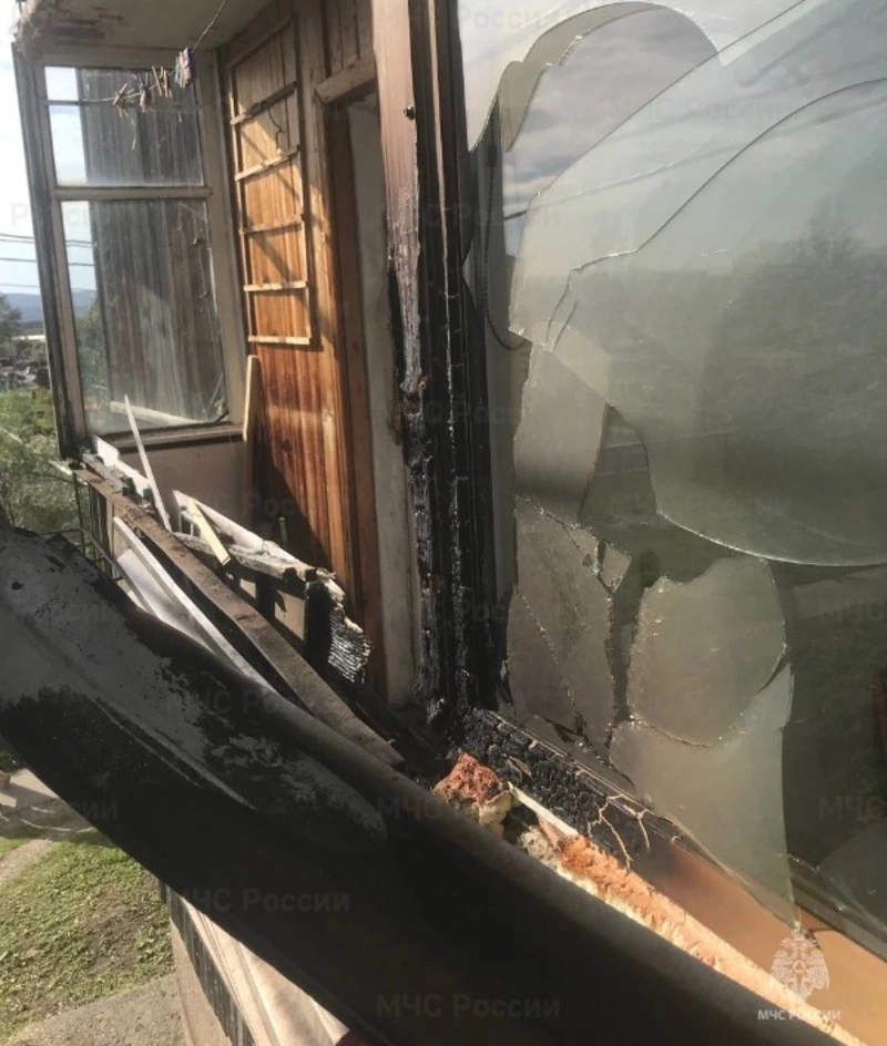 Пожарные потушили вспыхнувший балкон жилого дома в Долинске