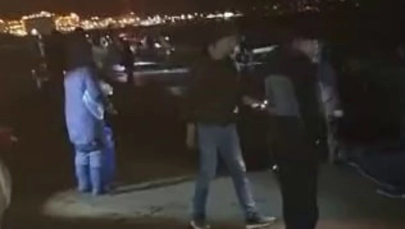 Жители Сахалина пришли к морскому побережью Пригородного за мойвой ночью 25 апреля