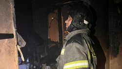 Огонь с кухни чуть не перекинулся на чердак многоквартирного дома в Южно-Курильском районе