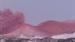 СМИ из Дубая разместили в своем Instagram видео с розовым дымом курильского вулкана Эбеко