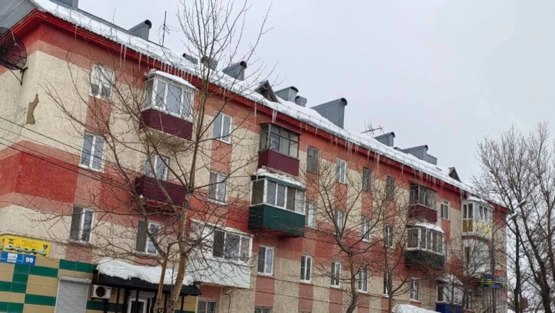 Сахалинцы снова заметили опасные сосульки на доме, с которого упала наледь на подростка