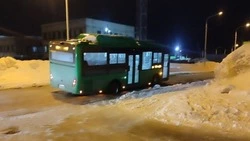 Автобус провалился в яму на дороге в Дальнем