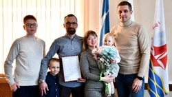 Многодетная семья педагогов из Поронайска получила жилищный сертификат