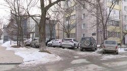 Жители многоэтажки в Южно-Сахалинске воюют с офисными работниками за территорию парковки