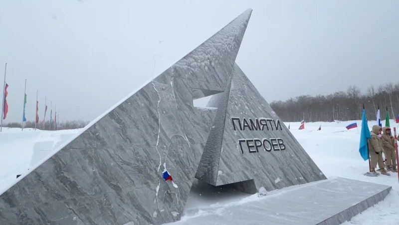 Губернатор возложил цветы к новому памятнику бойцам СВО в Долинском районе 