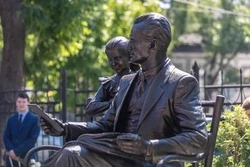 Памятник исследователю Дальнего Востока Владимиру Арсеньеву открыли во Владивостоке