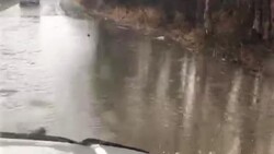 Река вышла из берегов в Южно-Сахалинске из-за циклона. Видео