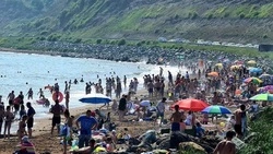 «Гигантские толпы». Тысячи людей заполнили пляжи Сахалина. ФОТО