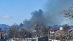 Здание автосервиса загорелось открытым пламенем в Дальнем