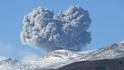 Вулкан Эбеко выбросил пепел второй раз за сутки