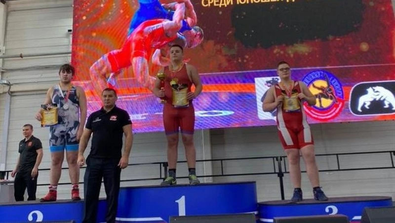 Сахалинец завоевал серебро юношеского первенства ДФО по греко-римской борьбе